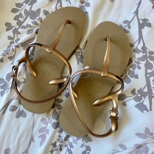 NWOT Rose Gold Havaianas T Sandals